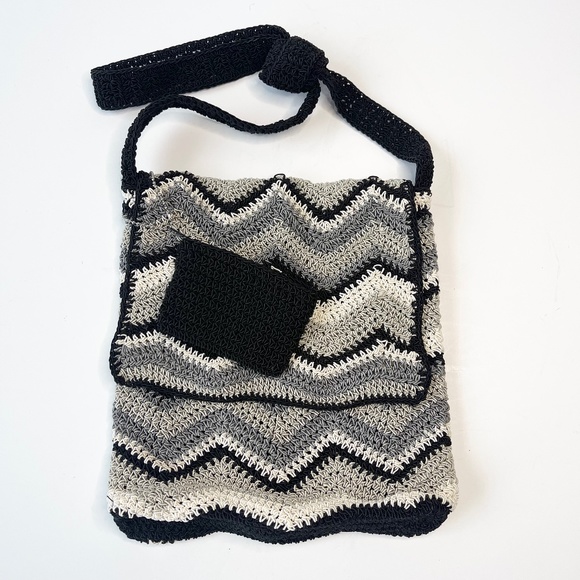 Crossbody Bag for Women Black and White Chevron Pattern Frankie & Johnnie - Picture 1 of 11